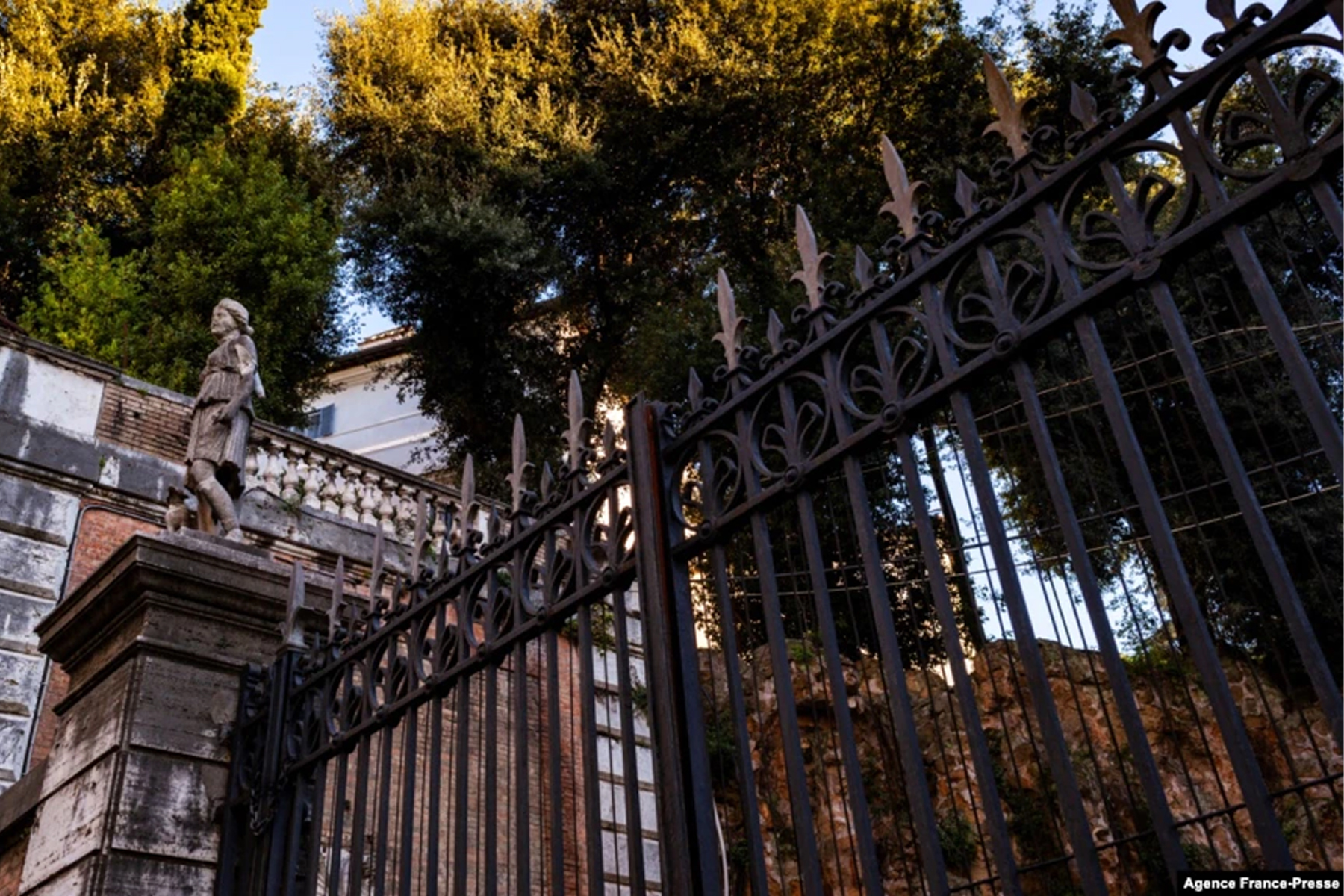 تُظهر الصورة البوابة الرئيسية لكازينو dell'Aurora di Villa Ludovisi Boncompagni في روما