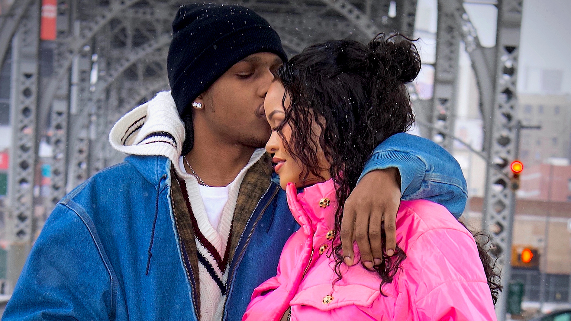 ريهانا حامل بطفلها الأول من المغني آيساب روكي