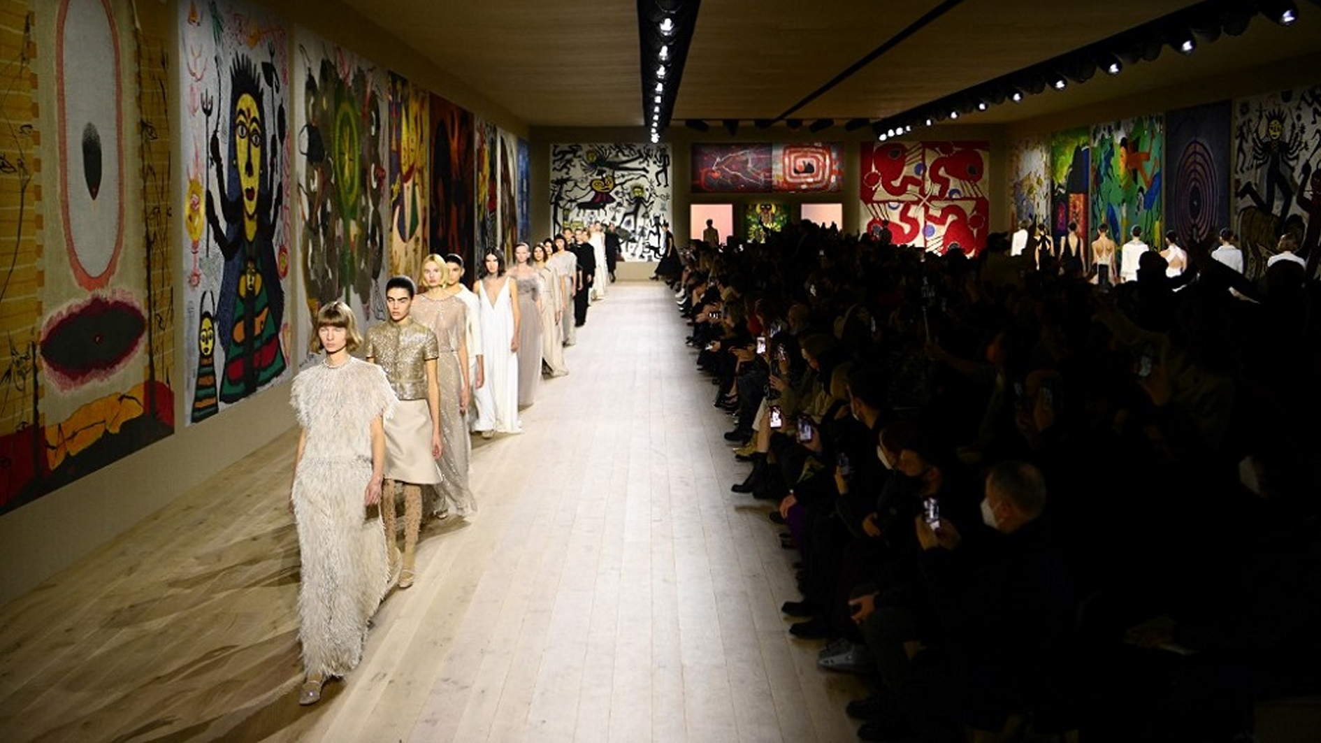 أسبوع الموضة في باريس يشهد عودة مكثفة إلى منصات عروض الأزياء