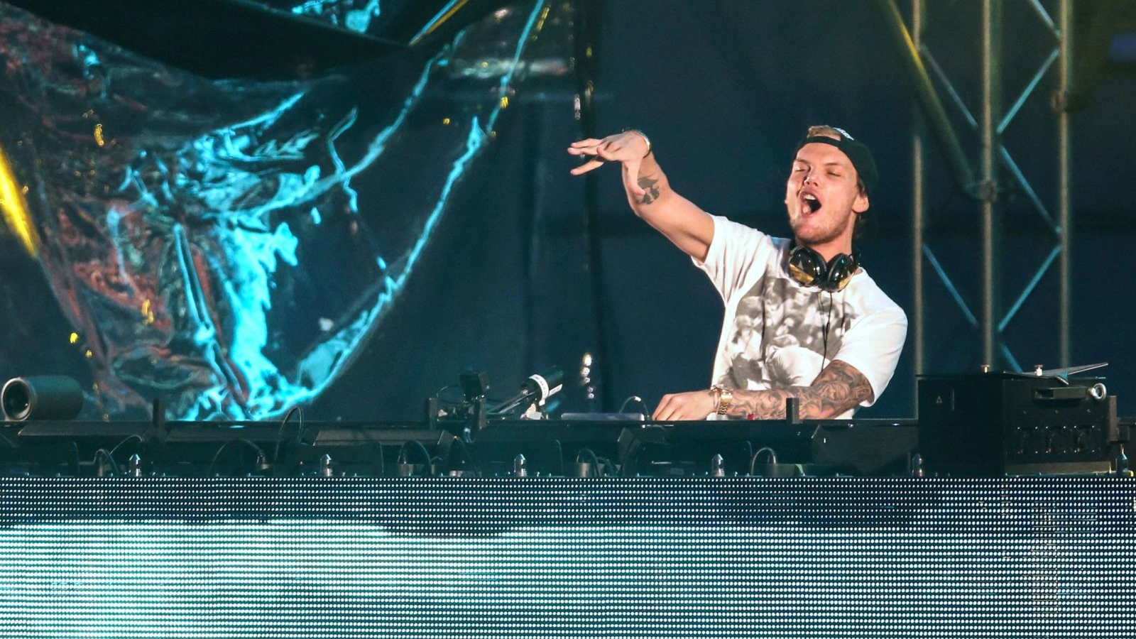 الموسيقي السويدي، دي جي، ريمكسير ومنتج التسجيلات أفيتشي (تيم بيرغلينج) يقدم عرضًا في مهرجان سمربرست الموسيقي في استاد أوليفي في جوتنبرج، السويد. 30 أيار\ مايو 2015 