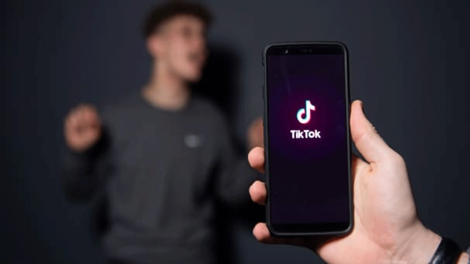 شاب يلتقط صورة باستخدام تطبيق الهواتف الذكية TikTok في 14 كانون الأول\ديسمبر 2018 في باريس