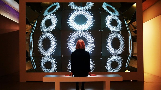 لوحة فنية معاصرة للفنانة السعودية لولوية الحمود بعنوان "السعودية: الكيان والوجود"