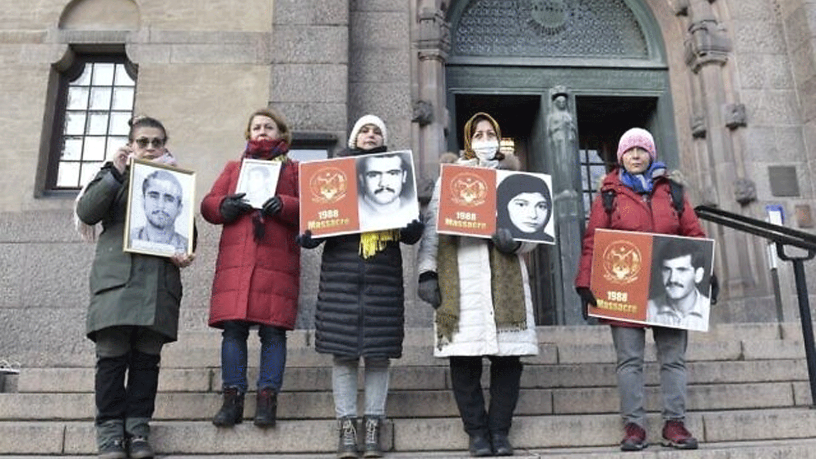 أشخاص يتظاهرون خارج محكمة منطقة ستوكهولم فيما يتعلق بمحاكمة جرائم الحرب ضد حميد نوري الذي يتم استجوابه في محكمة منطقة ستوكهولم. 23 تشرين الثاني\ نوفمبر 2021