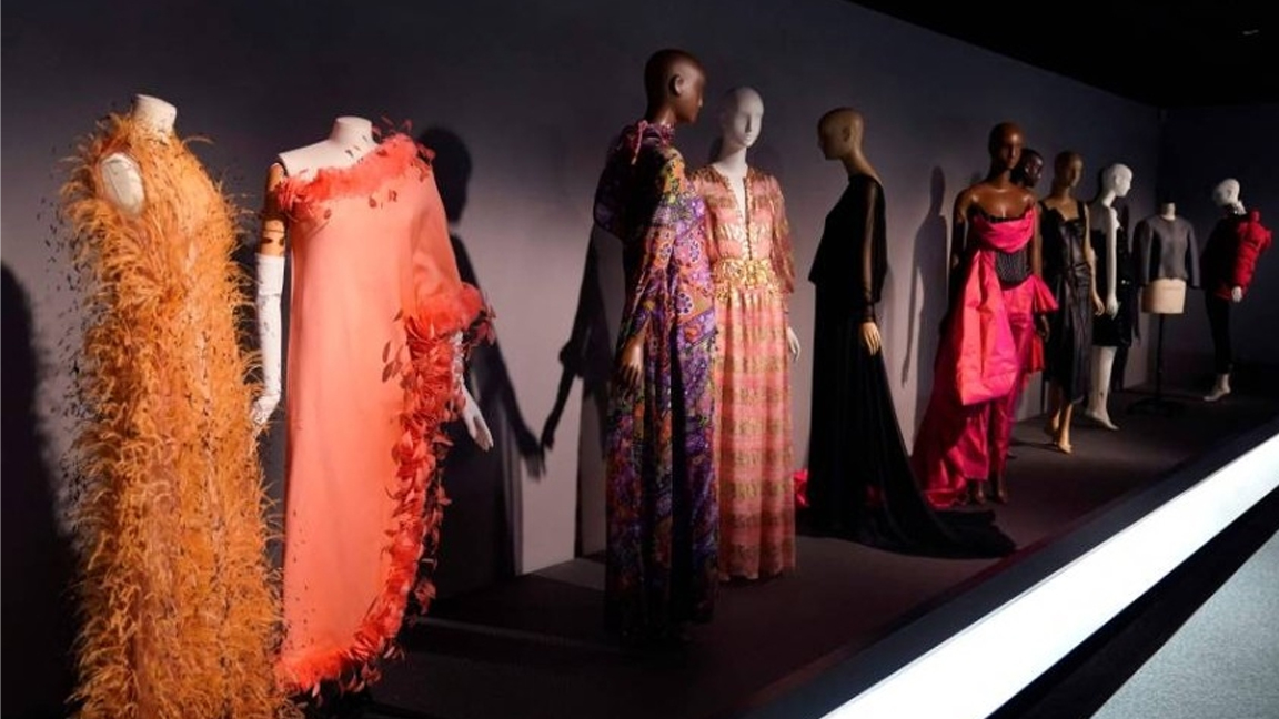 ديور وبالنسياغا ملكا الأزياء الراقية وإرثهما ضمن معرض في نيويورك