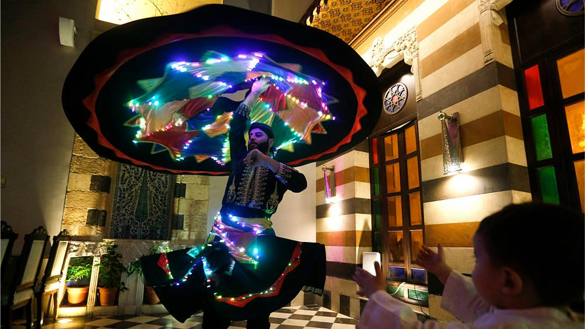 التنورة الصوفية في مصر ... فن شعبي تغذيه "محبة الله"