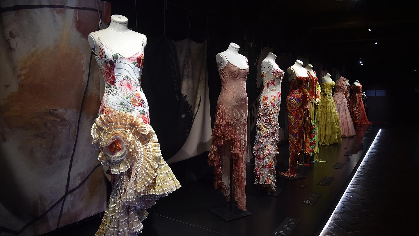 افتتاح متحف مخصص لأعمال مصممي الأزياء الإسبانيين فيكتوريو ولوكينو