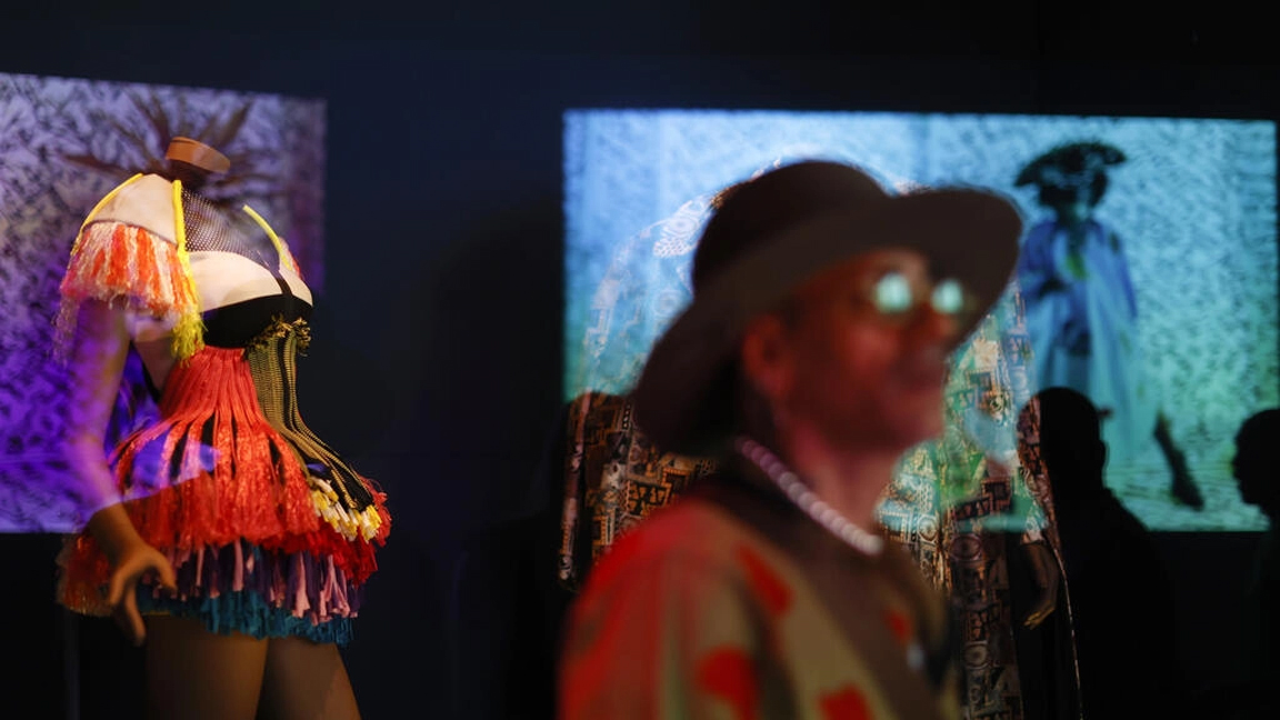 افتتاح معرض "أزياء أفريقيا" في متحف فيكتوريا وألبرت في لندن كارلوس جاسو