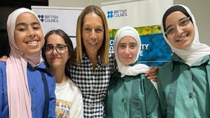 مبعوثة رئيس الوزراء البريطاني مع فتيات أردنيات - صورة من الخارجية البريطانية 