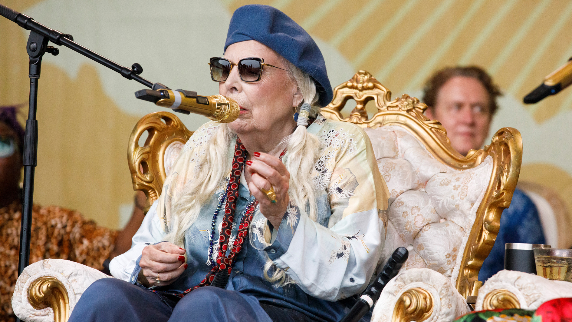 جوني ميتشل تحيي حفلة مفاجئة للمرة الأولى منذ عقدين