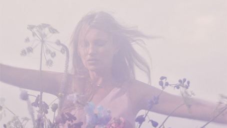 العارضة كايت موس تدخل عالم التجارة الإلكترونية ومستحضرات التجميل