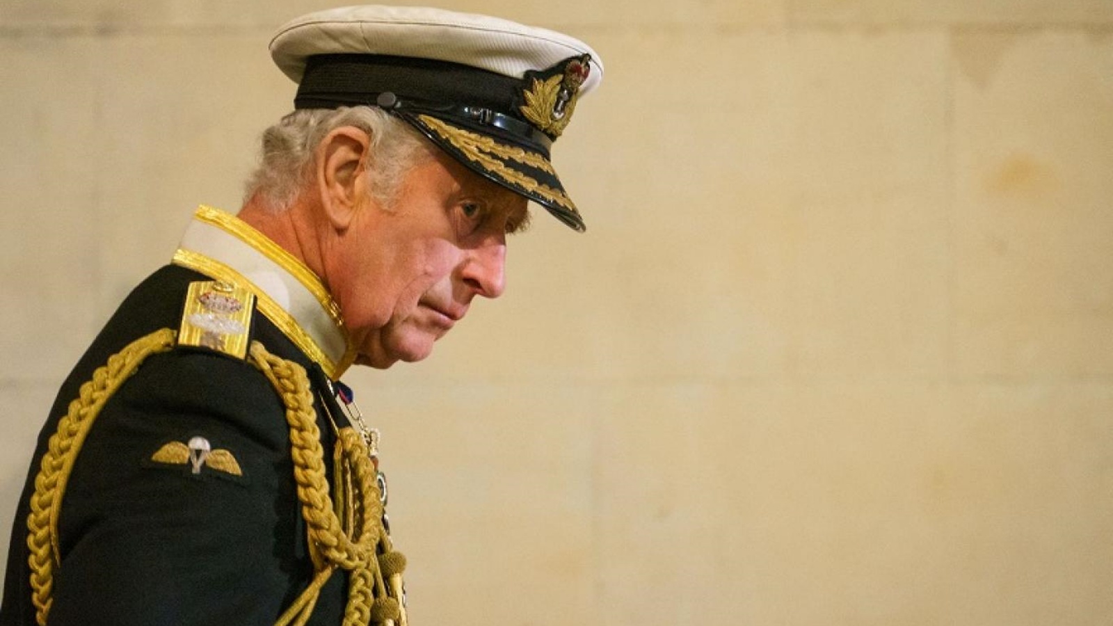 اعتلى الملك تشارلز الثالث عرش المملكة المتحدة إثر وفاة والدته الملكة إليزابيث الثانية 