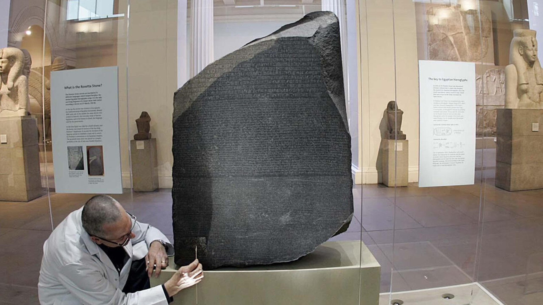 المتحف البريطاني يعرض حجر رشيد لأهميته في فك لغز الهيروغليفية قبل 200 عام