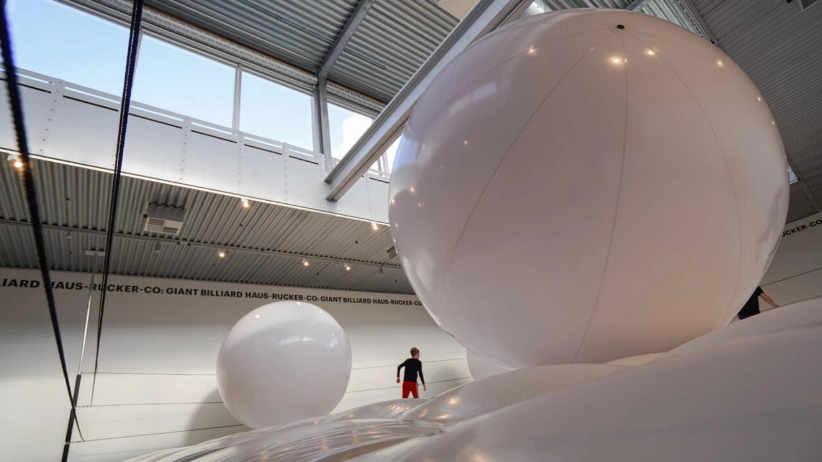 زوار متحف الفن الحديث في آركين يتمتعون، بالقرب من كوبنهاغن، في 8 أكتوبر 2022 ، بتركيب ترفيهي ، 