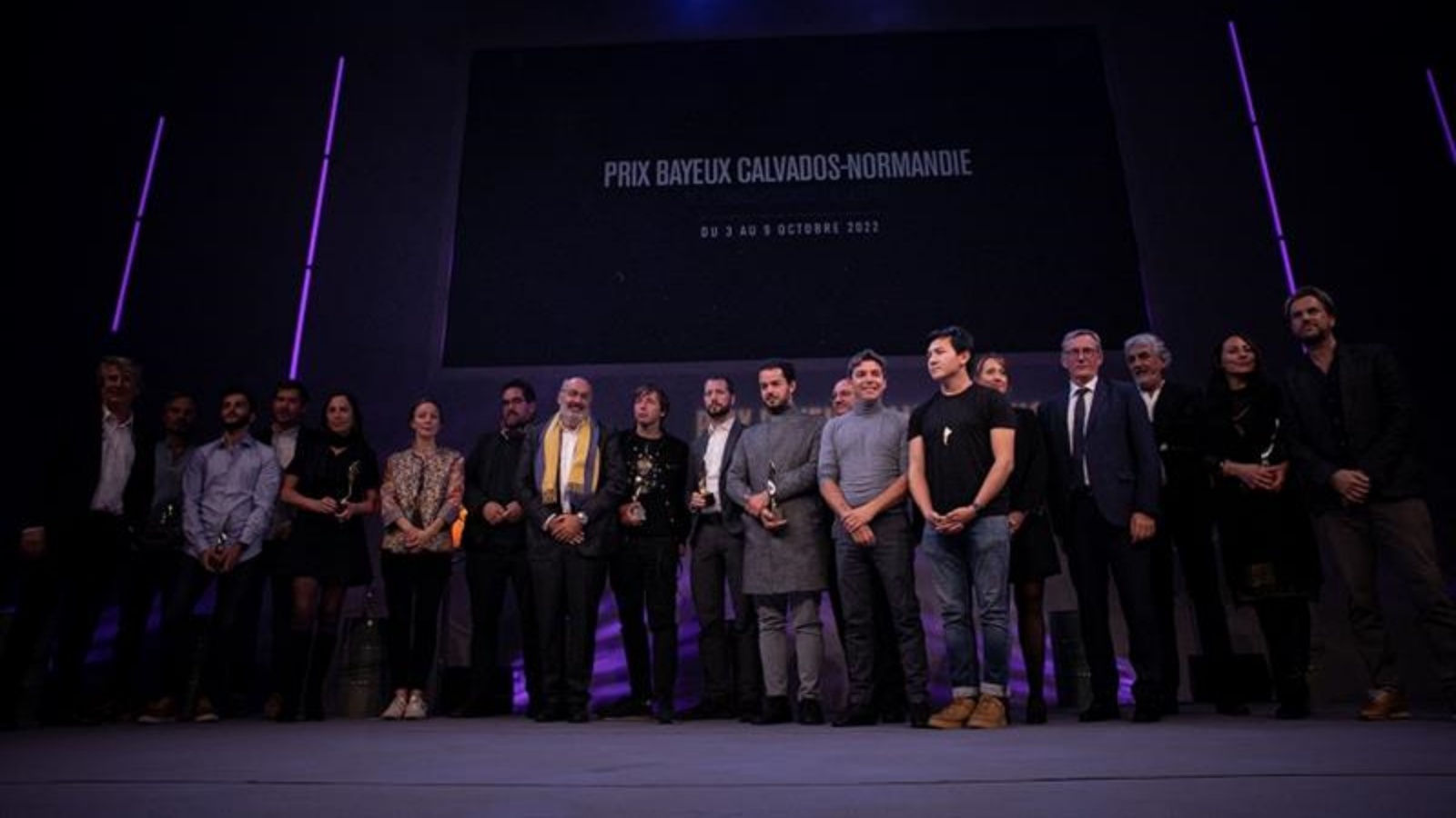 الصحفيون الحاصلون على جوائز في نهاية الحفل الختامي لجوائز بايو-كالفادوس لعام 2022 للمراسلين الحربيين في بايو، شمال غرب فرنسا، في 8 أكتوبر 2022
