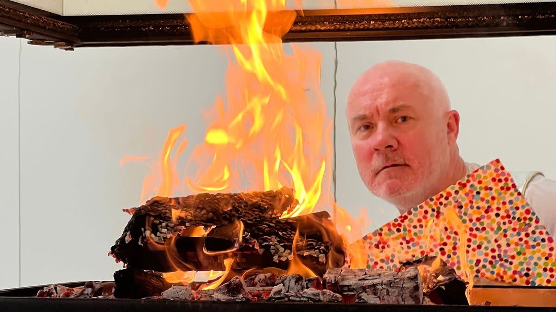 داميان هيرست يحرق لوحات له في معرضه بلندن