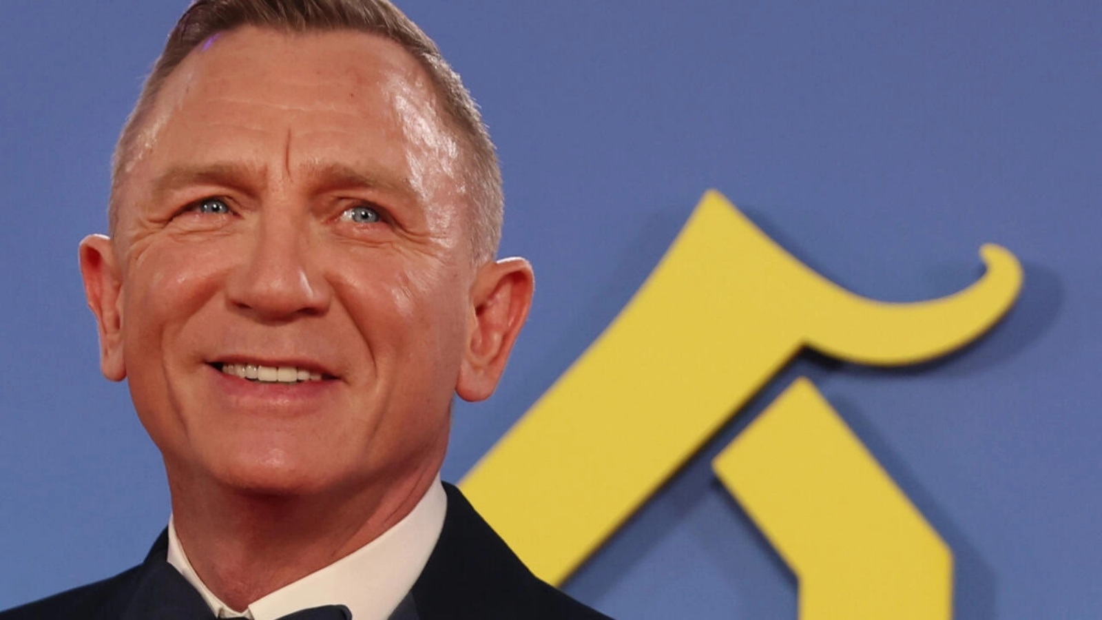 دانيال كريغ وزملاؤه في فيلم 