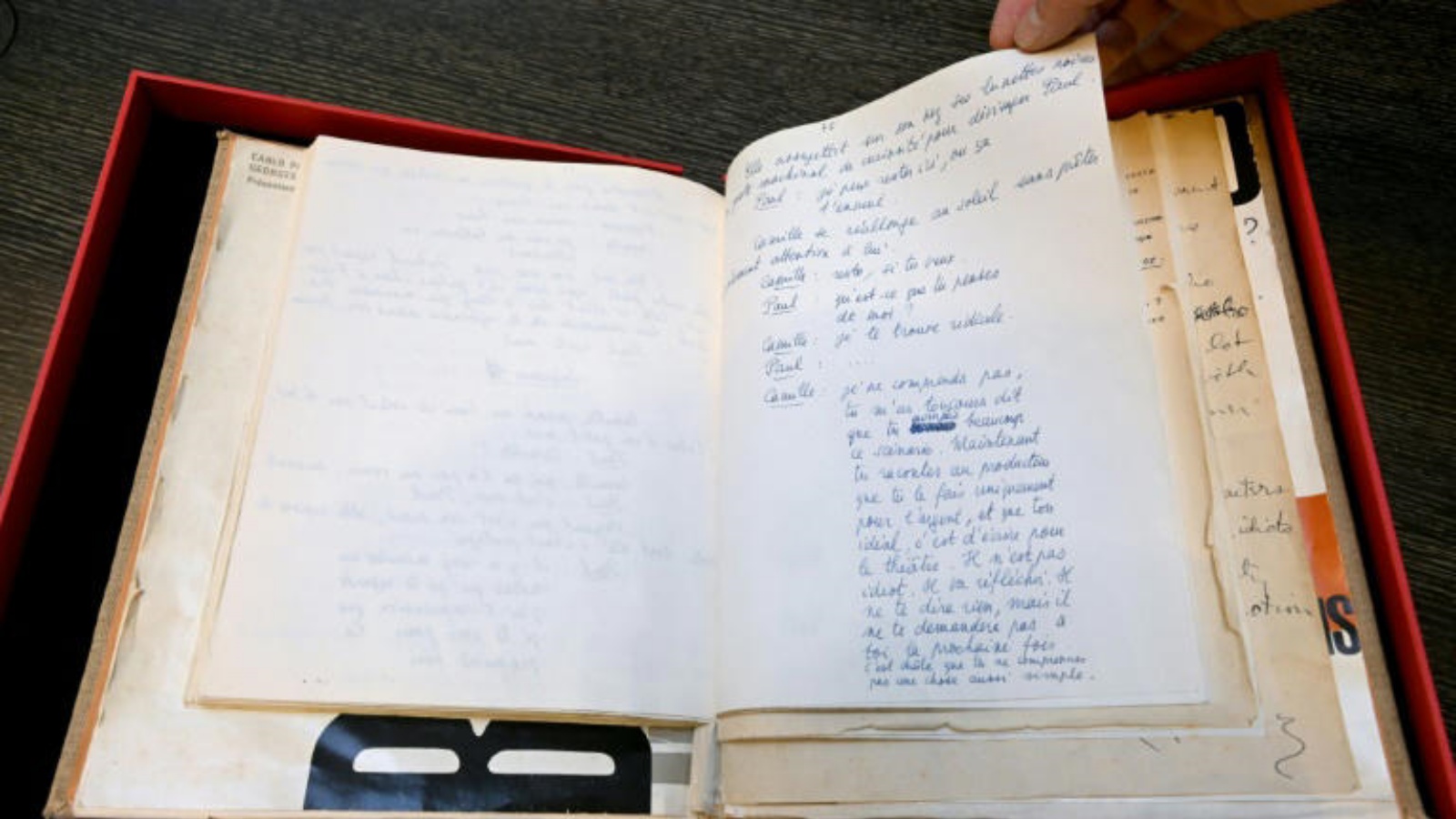 مخطوطة مكتوبة بخط اليد لسيناريو فيلم "كونتمبت" معروضة لدى دار كريستيز للمزادات في باريس في 14 أكتوبر 2022