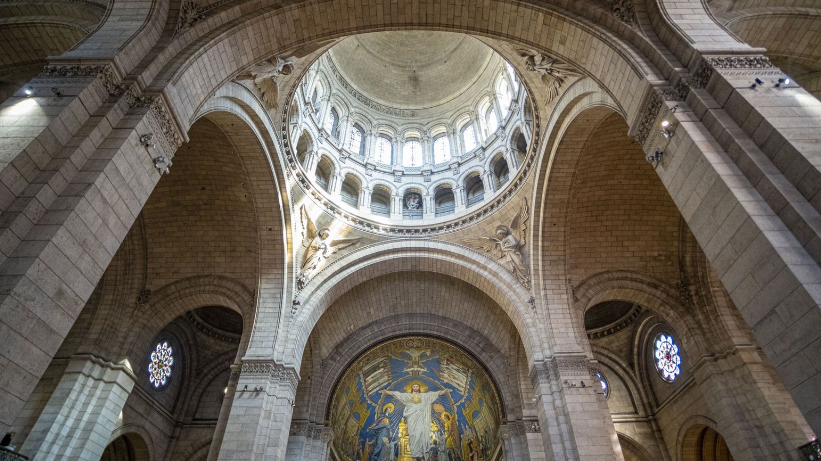 داخل كنيسة القلب المقدس (Sacre-Coeur)، أحد أكثر معالم باريس استقطاباً للزوار