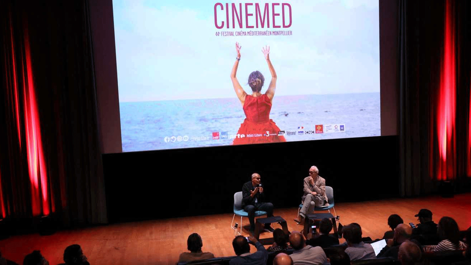 المخرج التونسي الفرنسي عبد اللطيف كشيش يتحدث على الميكروفون خلال فصله الرئيسي في مهرجان سينيميد في مونبلييه. 28 تشرين الأول\أكتوبر 2022