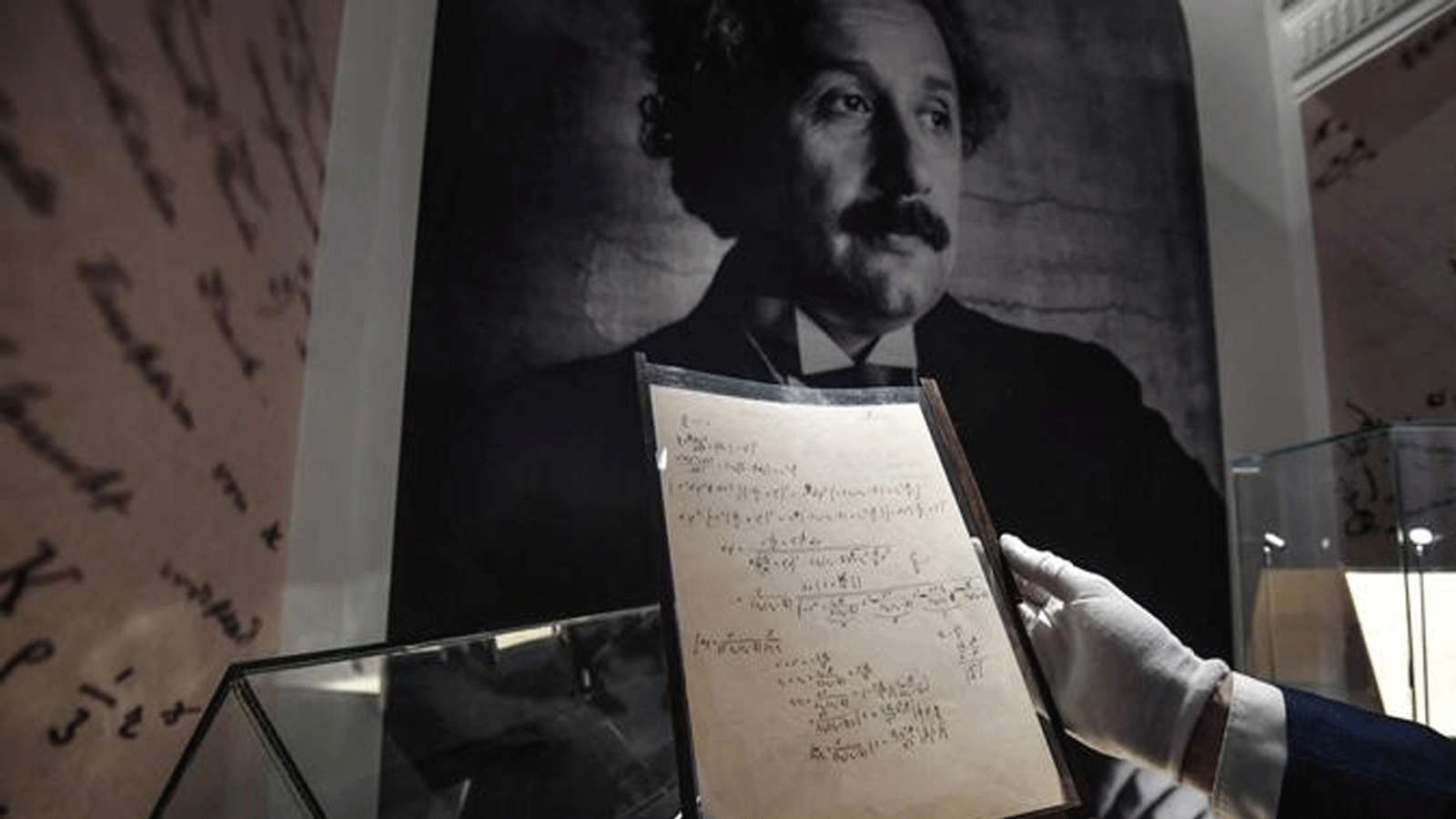 رسم عالم الفيزياء الألماني ألبرت أينشتاين