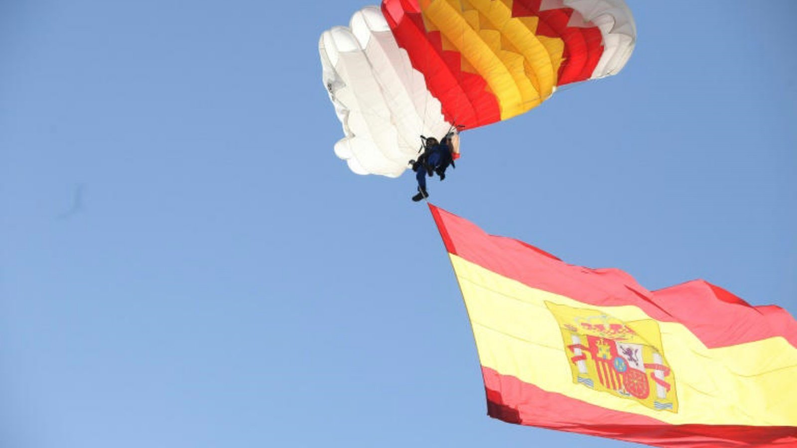مظلي إسباني يحمل علم بلاده في يوم إسبانيا الوطني في مدريد في 12 أكتوبر 2022