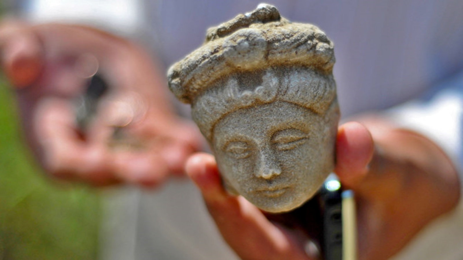 دليل أثناء عرض القطع الأثرية الأصلية في تاكسيلا في مقاطعة بنجاب