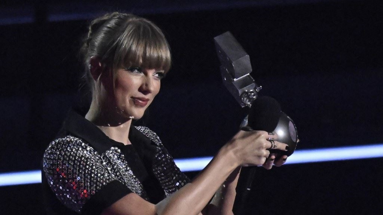 تايلور سويفت خلال تسلّمها إحدى الجوائز في حفل "أم تي في" للموسيقى الأوروبية