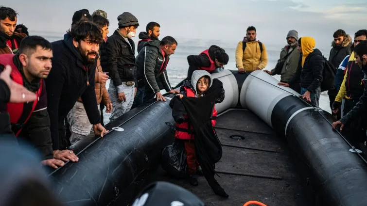 مجموعة مهاجرين بعد وصولهم الى ميناء دوفر عبر القنال الانكليزي