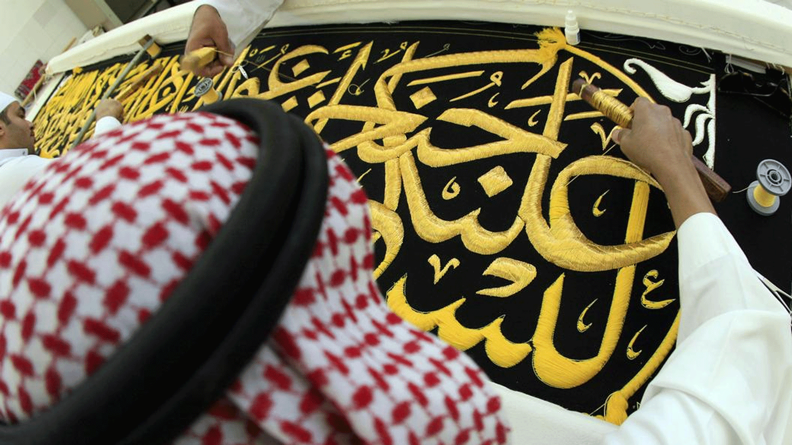 ما وراء الكتب: يعد الخط العربي فنًا له إمكانات متنوعة لا حصر لها، من التطريز إلى فن الخط العربي