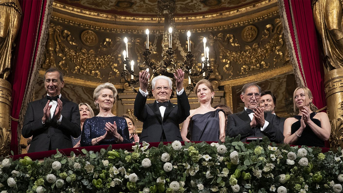 رئيسة المفوضية الأوروبية أورسولا فون دير لايين ورئيسة الوزراء جورجيا ميلوني والرئيس سيرجيو ماتاريلا يحضرون العرض الأول لأوبرا 
