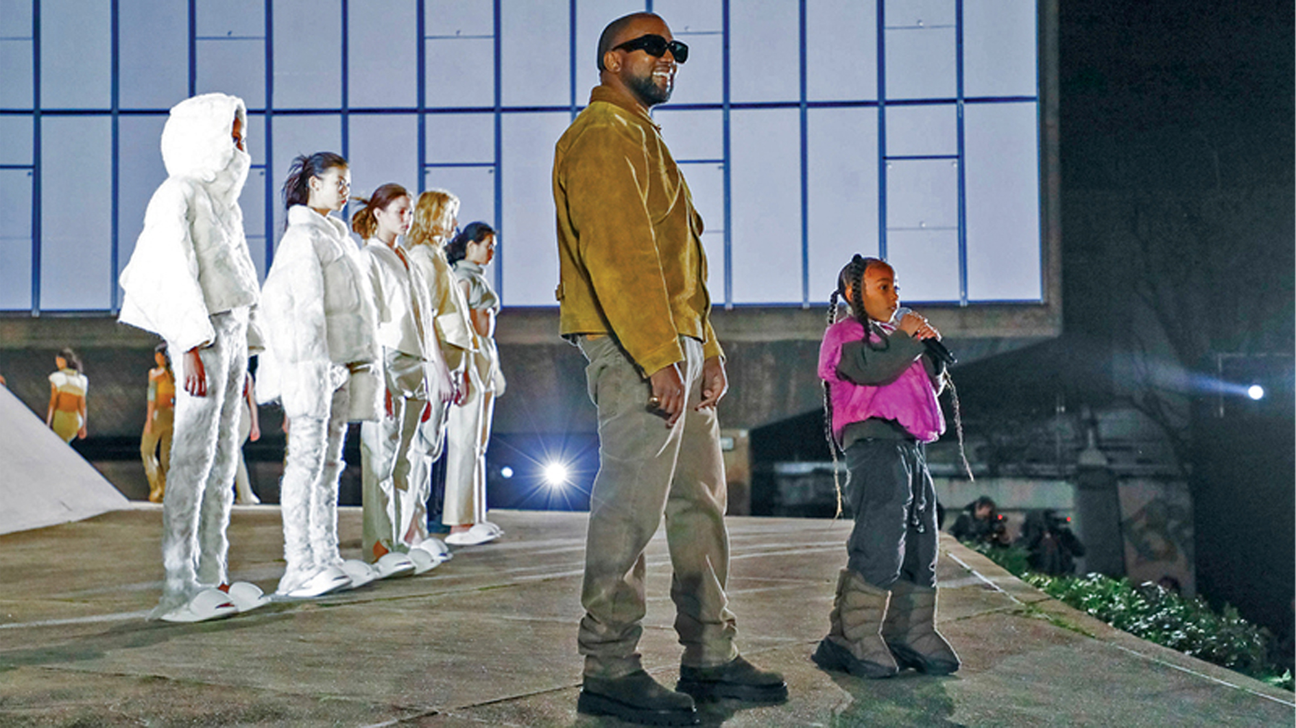 افتتح مغني الراب كانييه ويست عرض أزيائه في الوحل ، قبل أسابيع قليلة من قطع "بالنسياغا" كل العلاقات معه