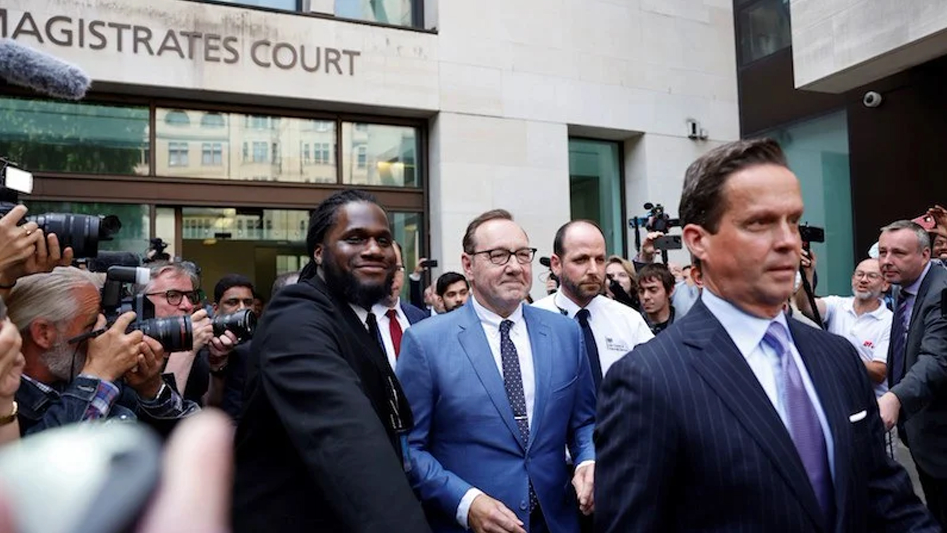 كيفين سبايسي يواجه تهماً جديدة بالاعتداء الجنسي أمام القضاء البريطاني