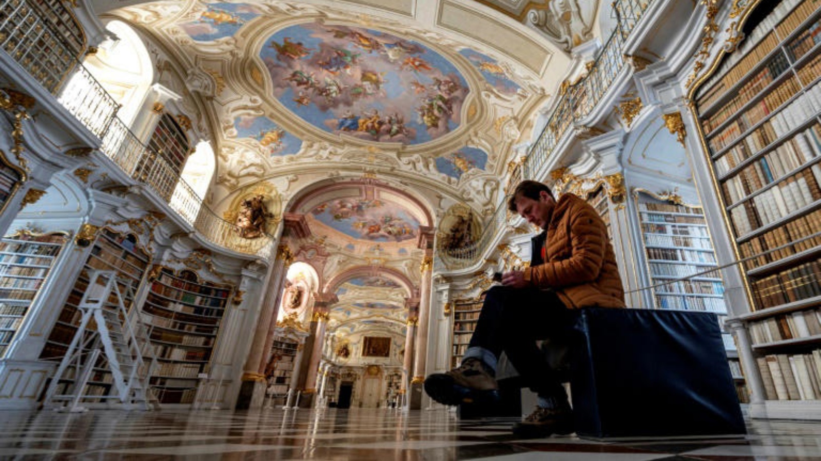 صورة التقطت في 6 ديسمبر 2022 لمكتبة الدير التابع للرهبنة البندكتية في أدمونت إلى الغرب من العاصمة النمسوية فيينا