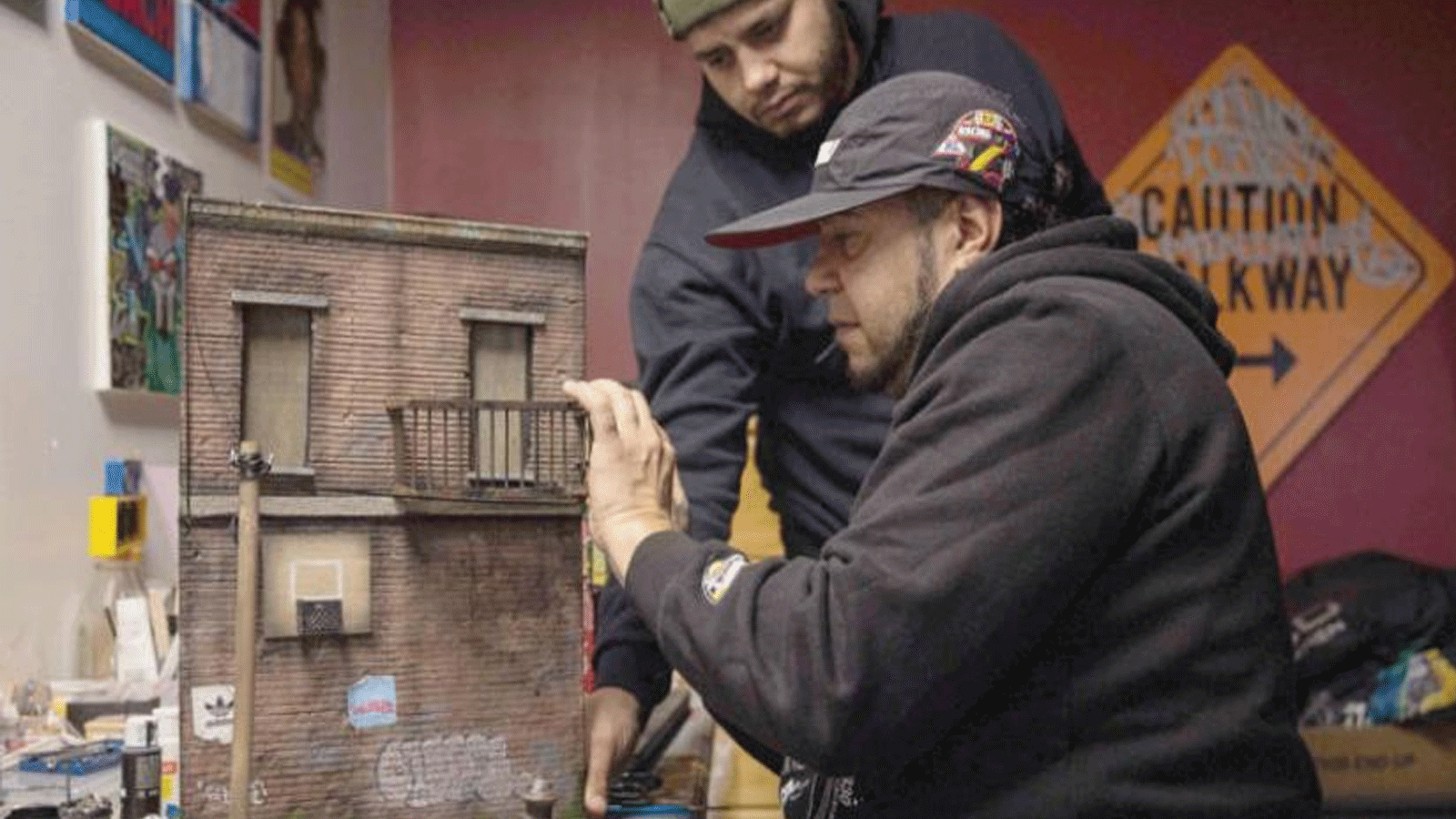 داني كورتيس يبرع في تحويل مشاهد ومعالم مأخوذة من الحياة اليومية في نيويورك، إلى نماذج مصغّرة