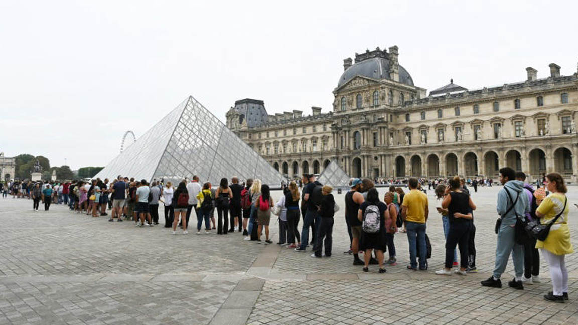 طابور من الأشخاص ينتظرون دورهم لزيارة متحف اللوفر في باريس بتاريخ 17 آب/غسطس 2022 © ستيفانو ريلانديني