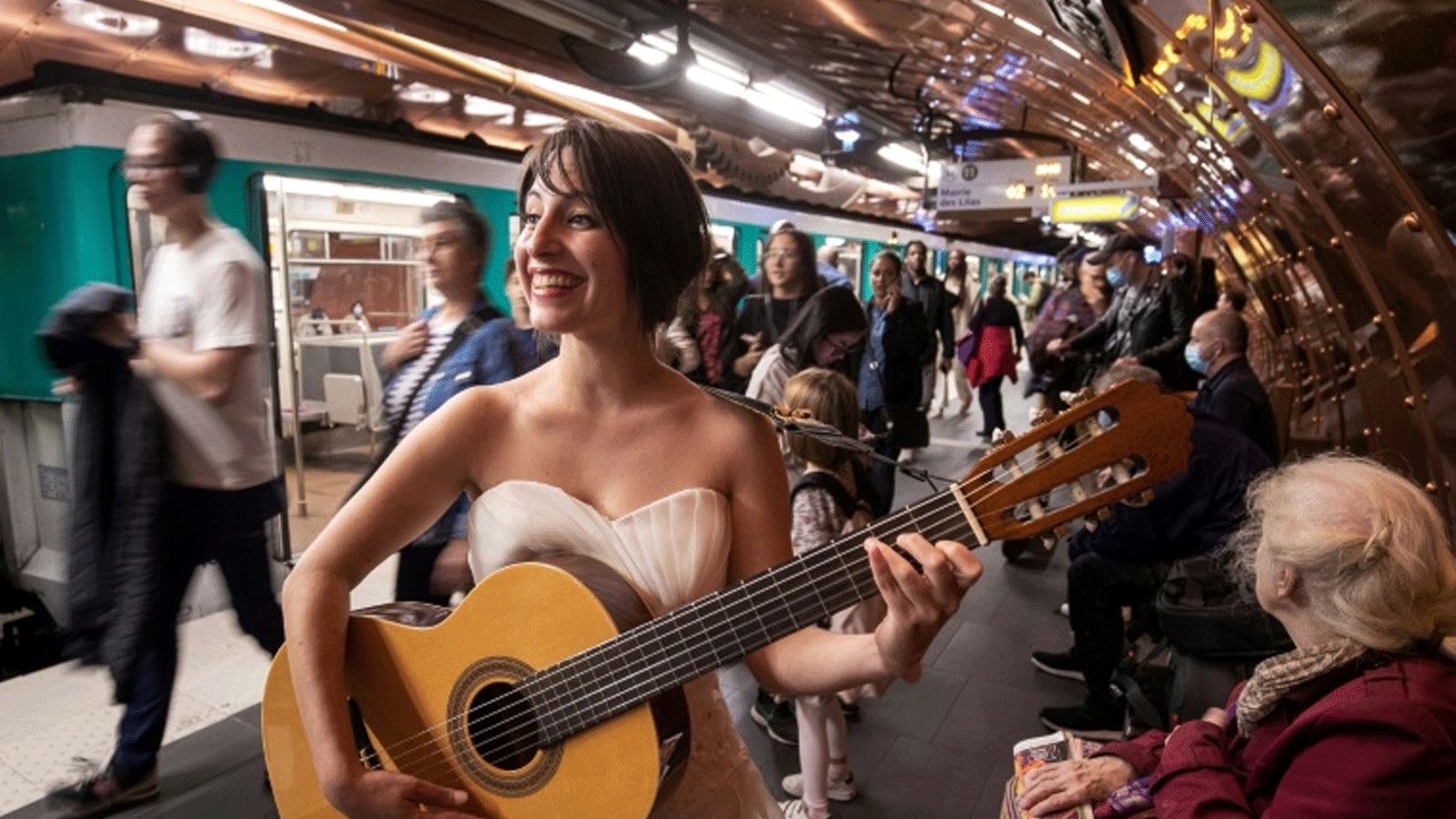 موسيقيون اختاروا ابراز مواهبهم في أنفاق مترو باريس