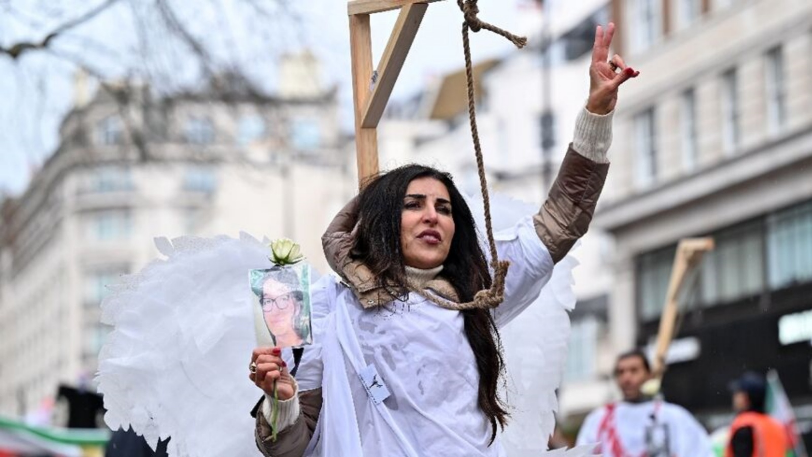 متظاهرون يلفون حبل المشنقة حول أعناقهم وهم يتجمعون في وسط لندن في 8 يناير 2023 في مسيرة ضد النظام الإيراني