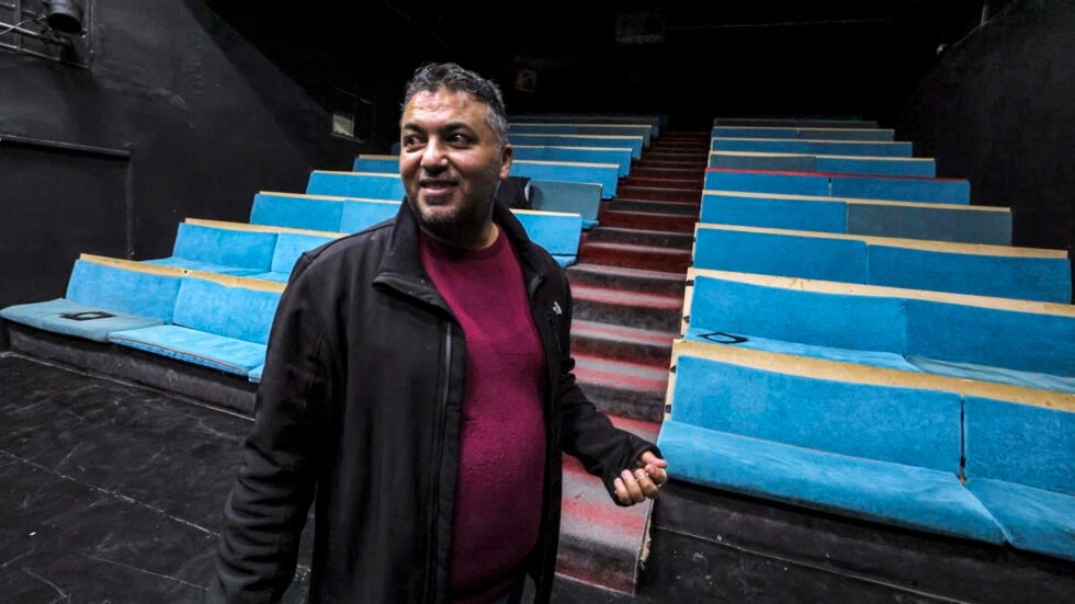 المخرج المسرحي الفلسطيني مصطفى شتا في مخيم جنين في الضفة الغربية المحتلة في 12 كانون الأول/ديسمبر 2022