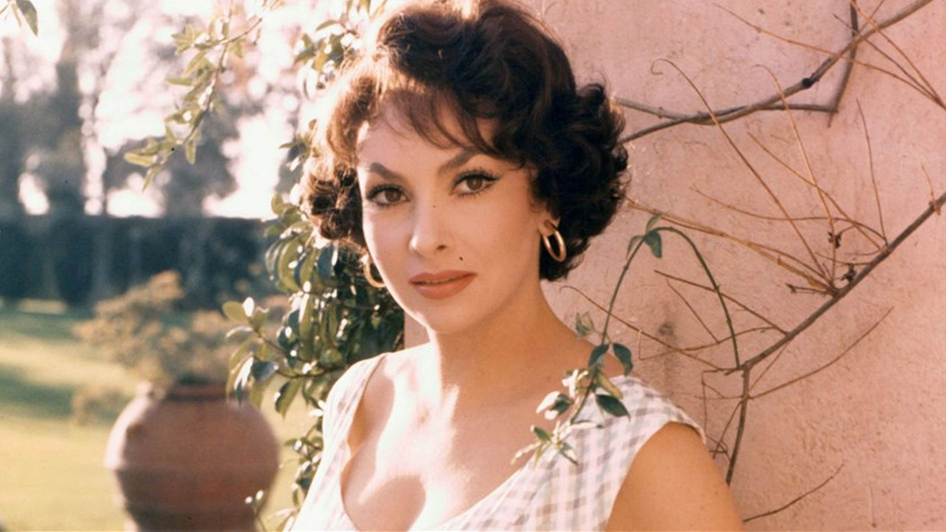 وفاة الممثلة الإيطالية الشهيرة جينا لولوبريجيدا عن 95 عاما