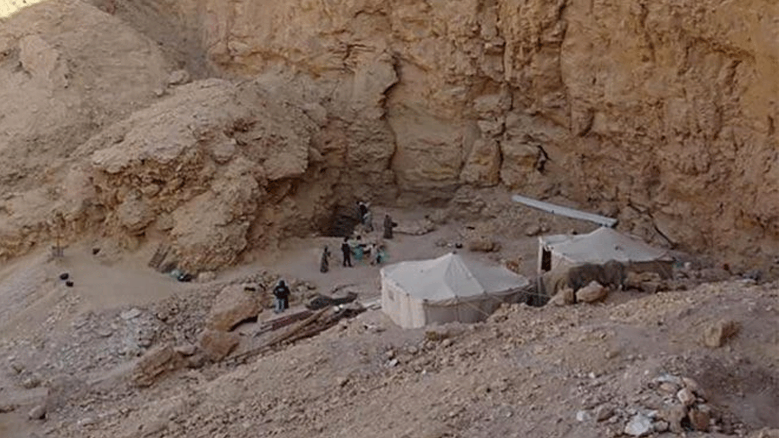 صورة نشرتها وزارة الآثار المصرية في 14 كانون الثاني\يناير 2023، تظهر مشهدًا لعلماء آثار يعملون في موقع مقبرة اكتشفت حديثًا في محافظة الأقصر جنوب مصر. 