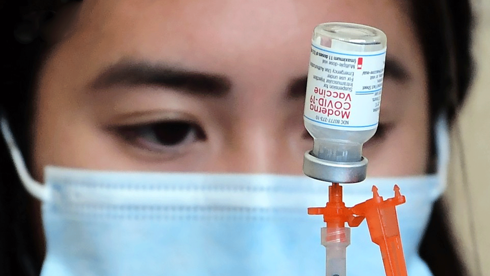 صورة لإحدى الممرضات وهي تحضّر جرعة لقاح ضد كوفيد19
