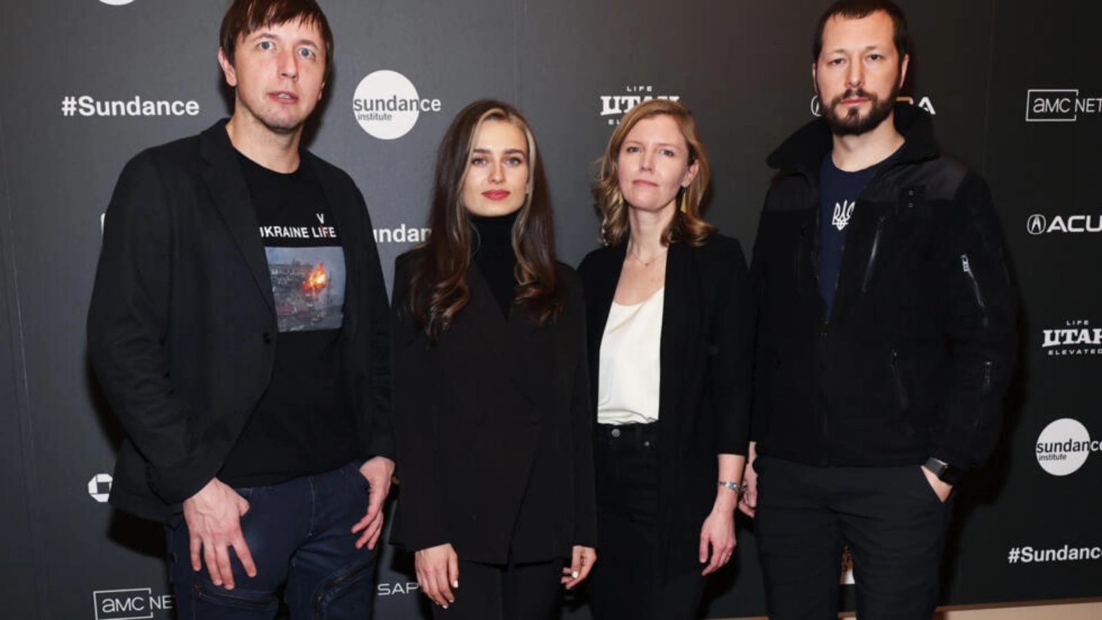(من اليسار إلى اليمين) إيفجيني مالوليتكا وفاسيليسا ستيبانينكو والمنتج ميشيل ميزنر والمخرج مستيسلاف تشيرنوف يحضرون العرض الأول لمهرجان صندانس السينمائي 2023 
