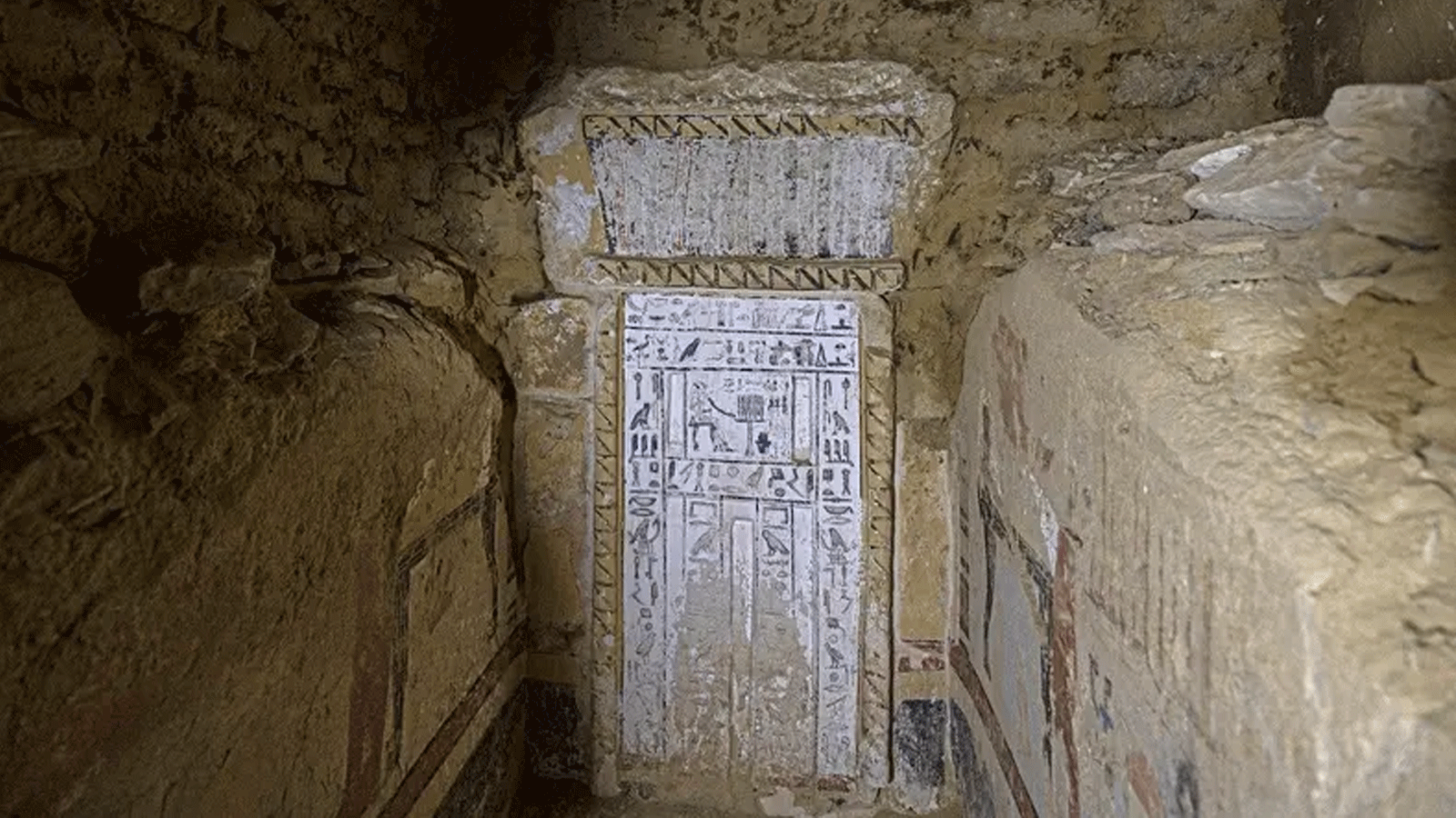 صورة تظهر منظر داخل المقبرة المكتشفة مؤخراً في موقع سقارة الأثري جنوب القاهرة. 26 كانون الثاني\يناير 2023 
