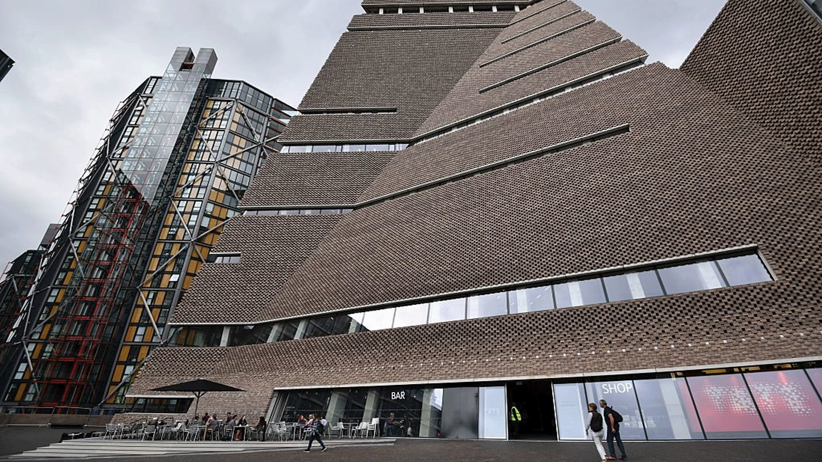 ملحق Tate Modern's Switch House، على اليمين، ومجمعات سكنية من الشقق، على اليسار، في لندن