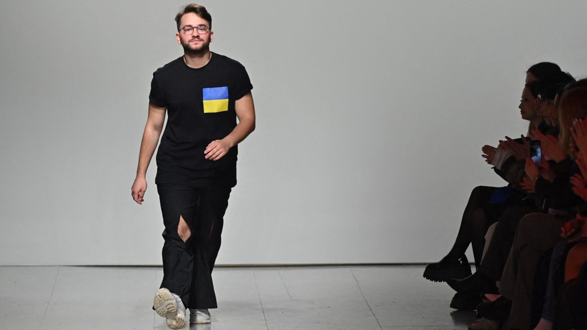 مصممون أوكرانيون يقدّمون رغم الحرب عروضاً ضمن أسبوع الموضة في لندن