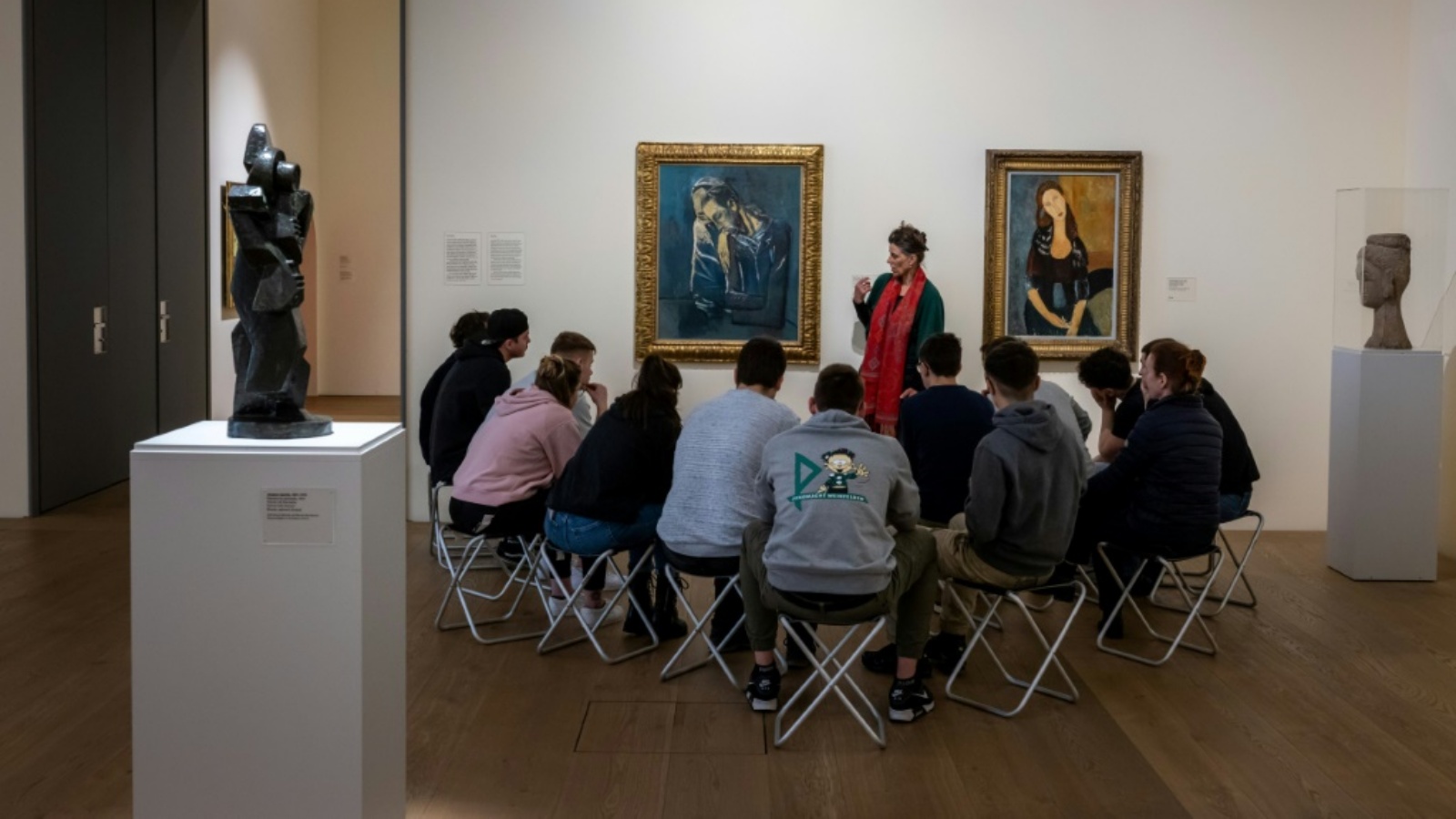 خبيرة فنية تشرح لمجموعة شبابية عن لوحات في متحف كونستهاوس في مدينة زوريخ السويسرية في 14 مارس 2023