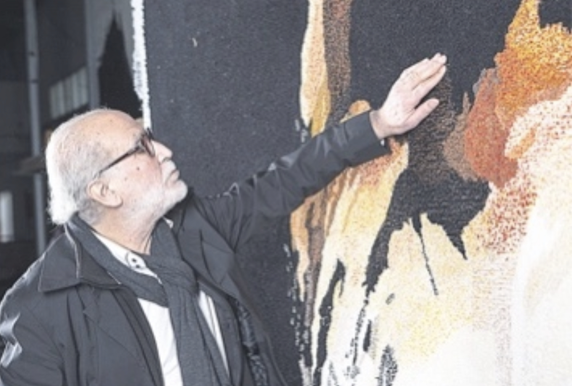 محمد بناني بجانب إحدى أعماله