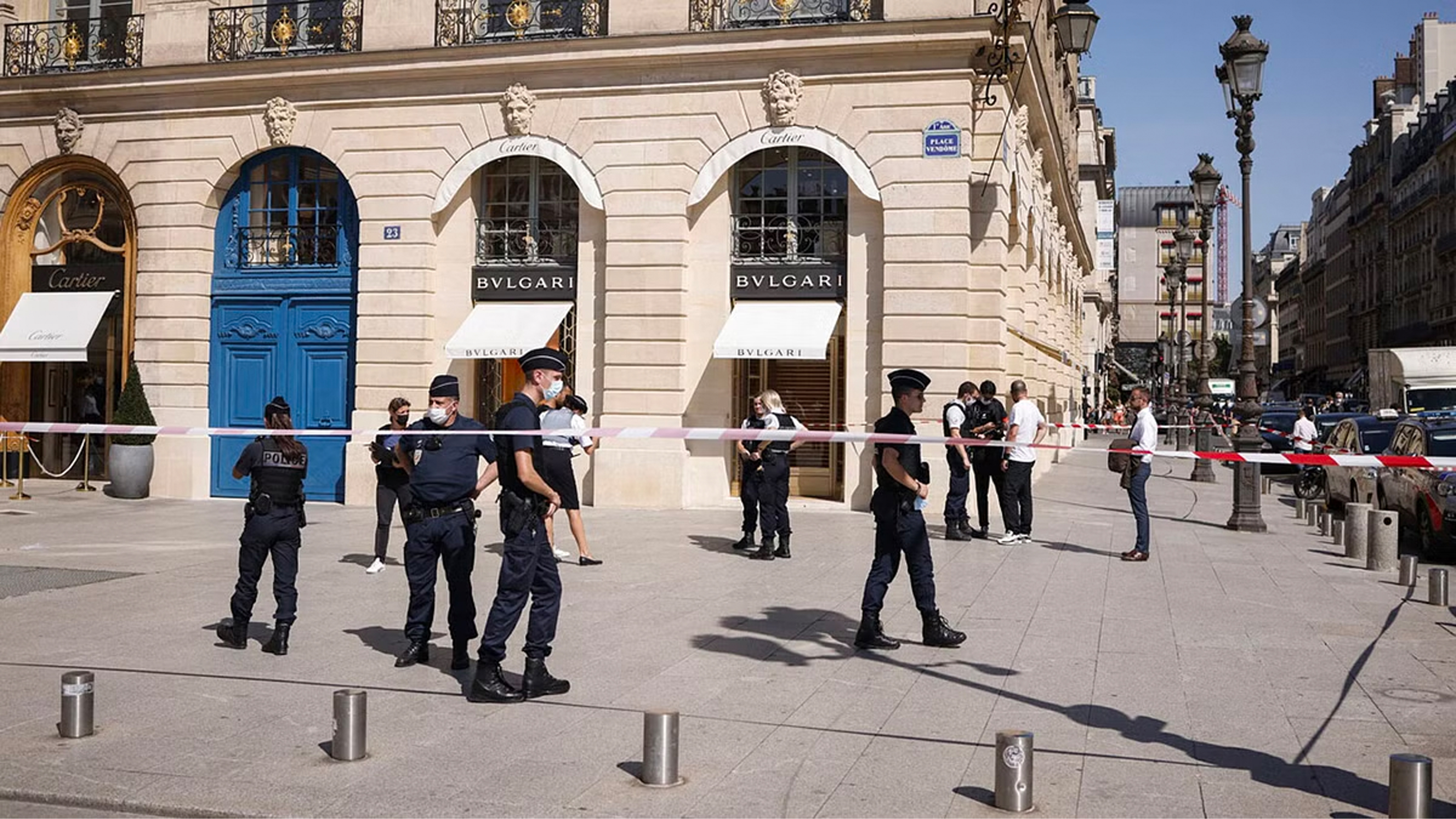 لصوص مسلحون يقتحمون محل بولغري للمجوهرات الفاخرة في باريس