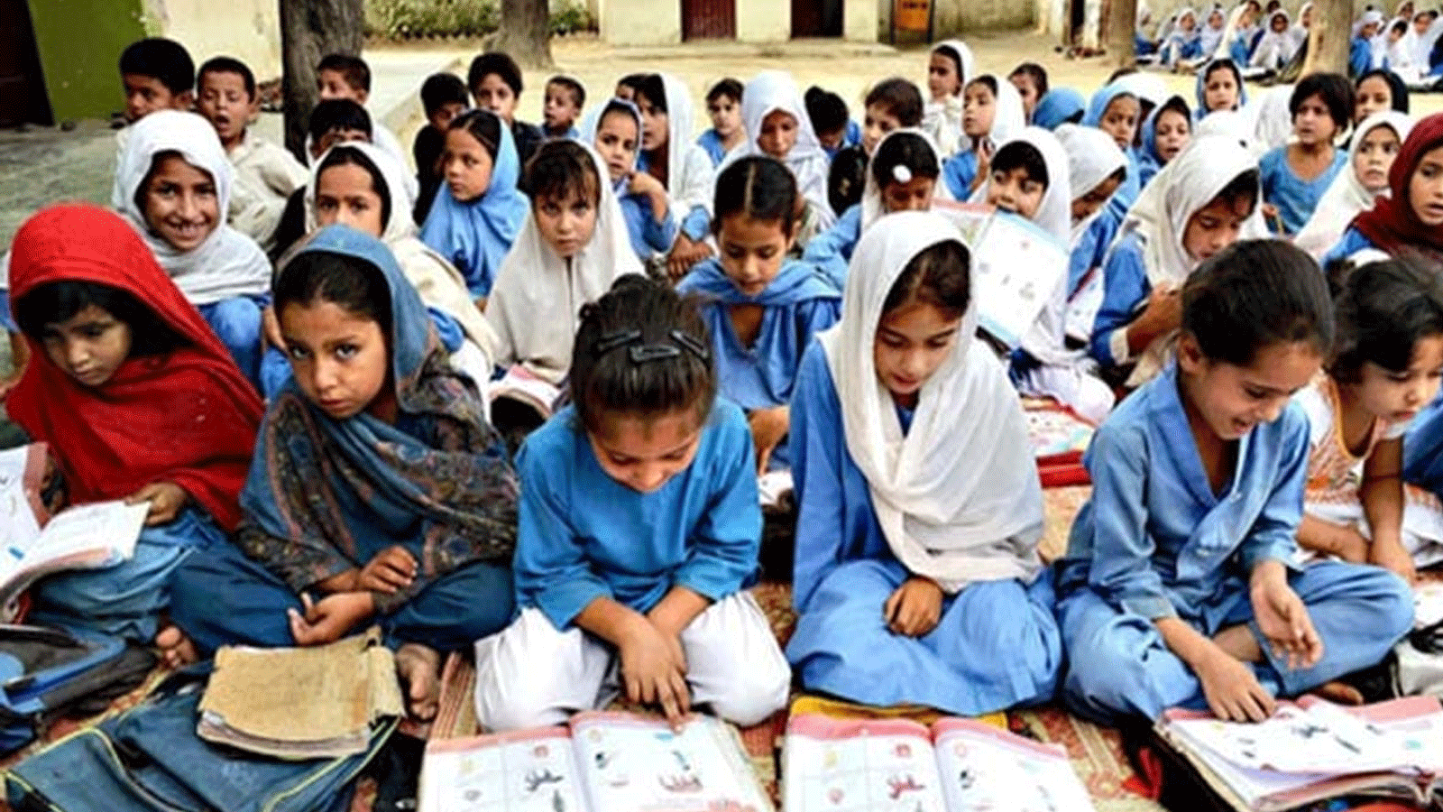فتيات يحضرن صفًا في مدرسة في ولاية خيبر بختونخوا