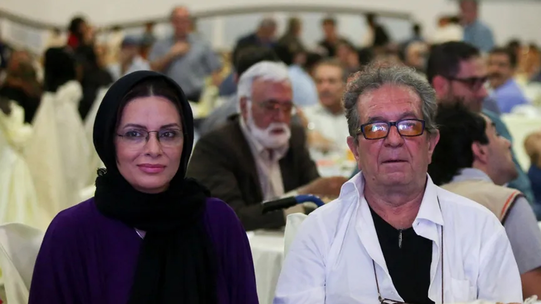 المخرج السينمائي الإيراني داريوش مهرجوي وزوجته وحيدة محمدي فر يحضران حفلًا في طهران، 1 يوليو 2015. - أ ف ب